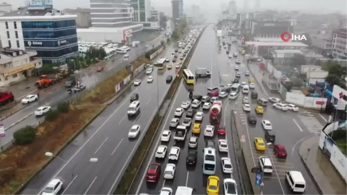 Son dakika haberi... İETT otobüsünün kamyona çarptığı kaza nedeniyle trafiğin durduğu E-5 karayolu havadan görüntülendiMaltepe E-5\'te İETT otobüsü kamyona çarptı: 1 yolcu...