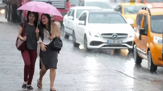 İstanbul'da titreten soğuk! Beklenen yağış geldi, bugün öğleden sonraya kadar sürecek