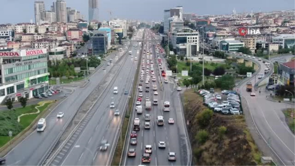 İstanbul\'da yağmur başladı, trafik yoğunluğu yüzde 55\'i gördü