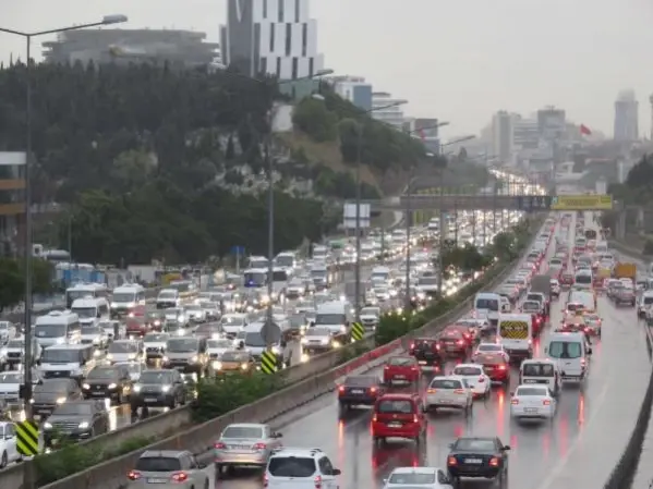 Son Dakika! İstanbul'da yağmur trafiği! Yoğunluk yüzde 71'e ulaştı