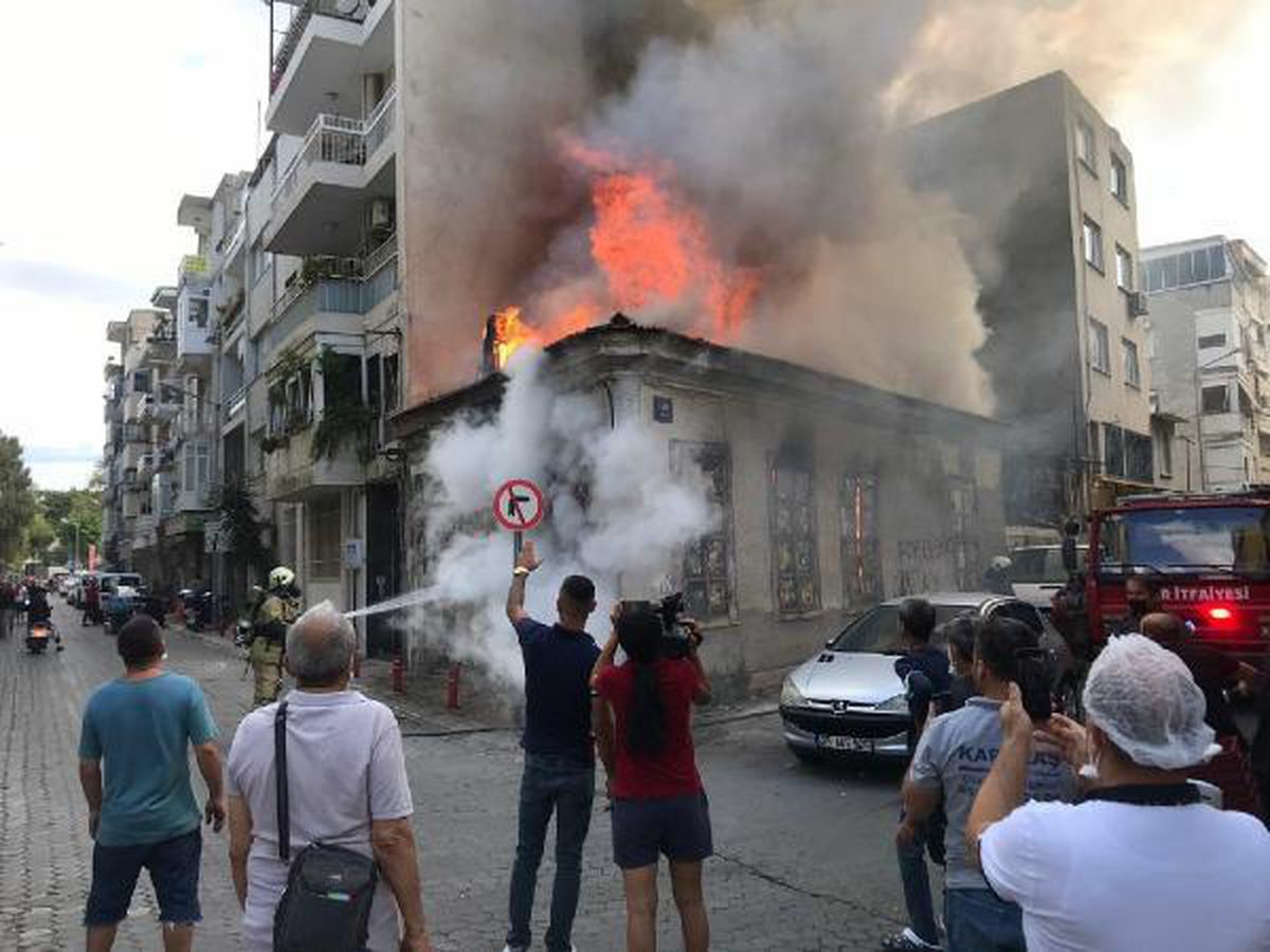 İzmir\'de metruk ev, alev alev yandı