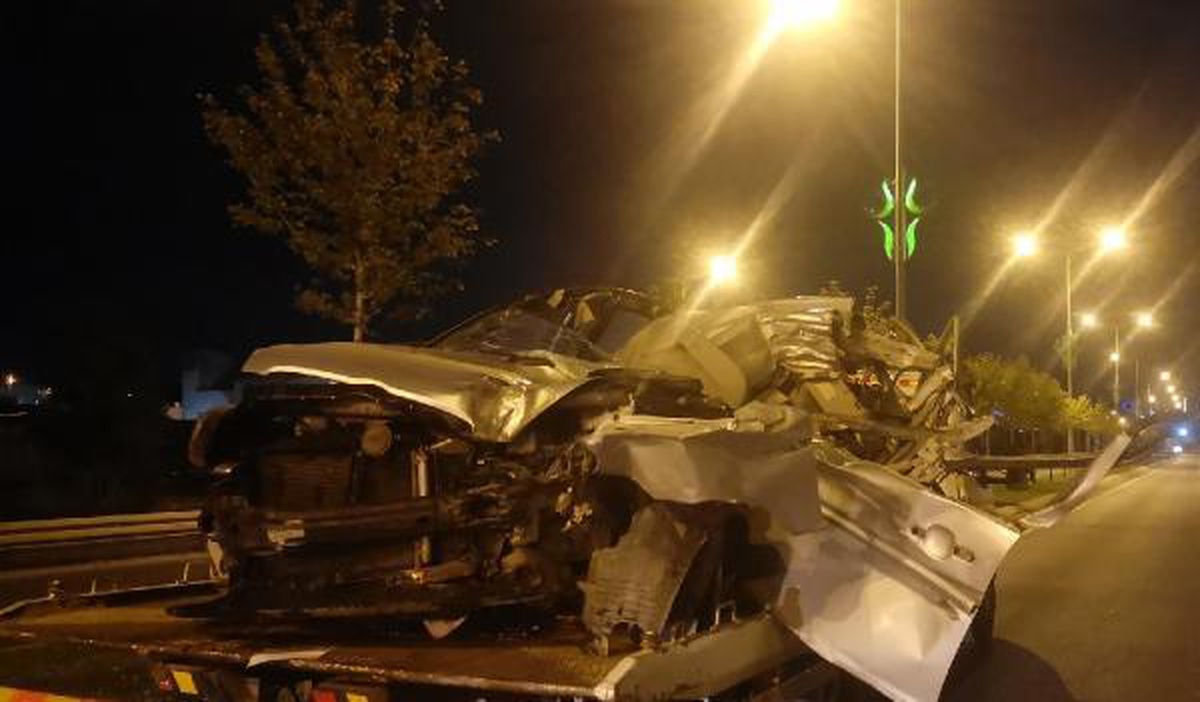 Kamyonete çarpan otomobil sürücüsü hayatını kaybetti