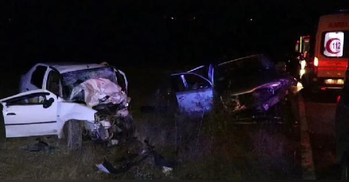 Karabük\'te otomobil ile kamyonet çarpıştı: 2 ölü, 6 yaralı