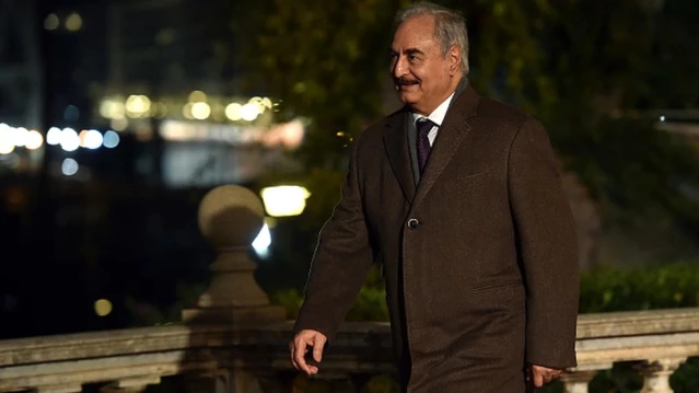 Libyalı General Halife Hafter, seçimlerde yarışmasının önünü açmak için askeri görevlerini bıraktı