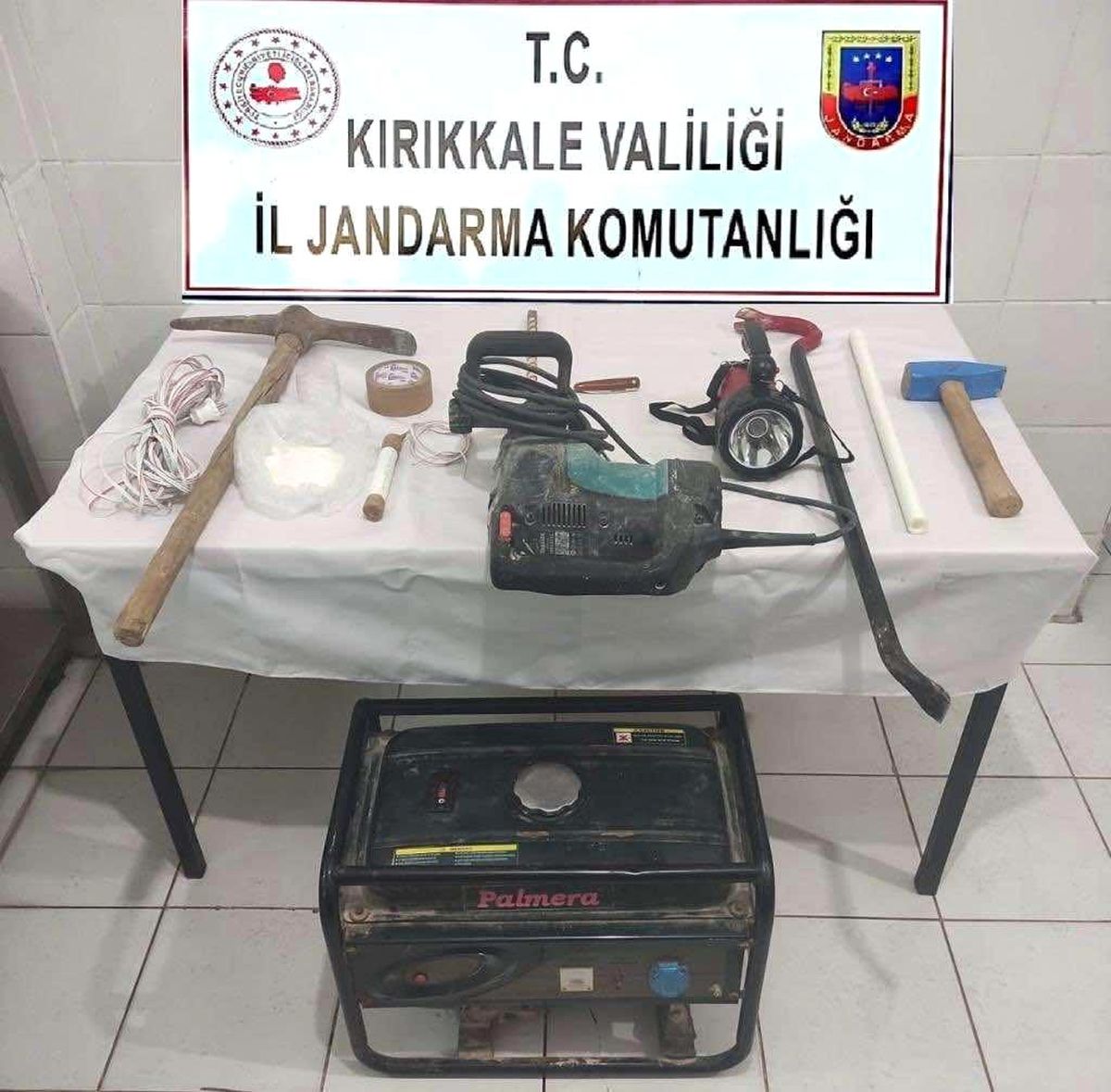 Mezarlıkta define arayan iki şüpheli suçüstü yakalandı