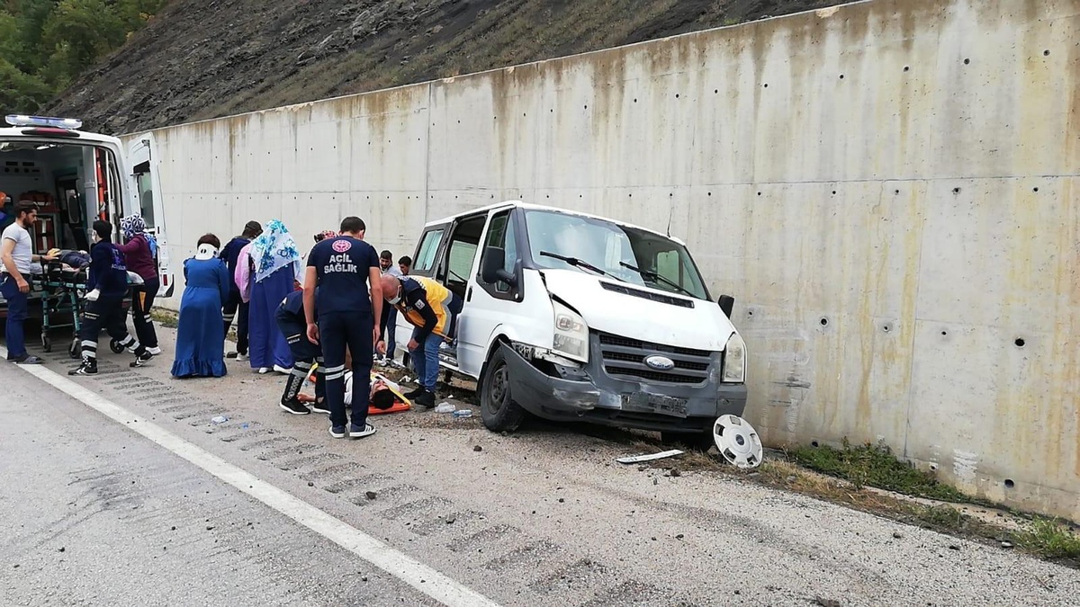 Minibüs istinat duvarına çarptı: 6\'sı çocuk 10 yaralı