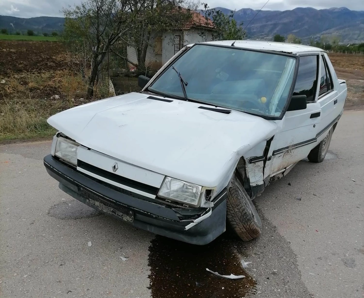 Mobil aşı ekibinin aracının otomobille çarpışması sonucu 3 kişi yaralandı