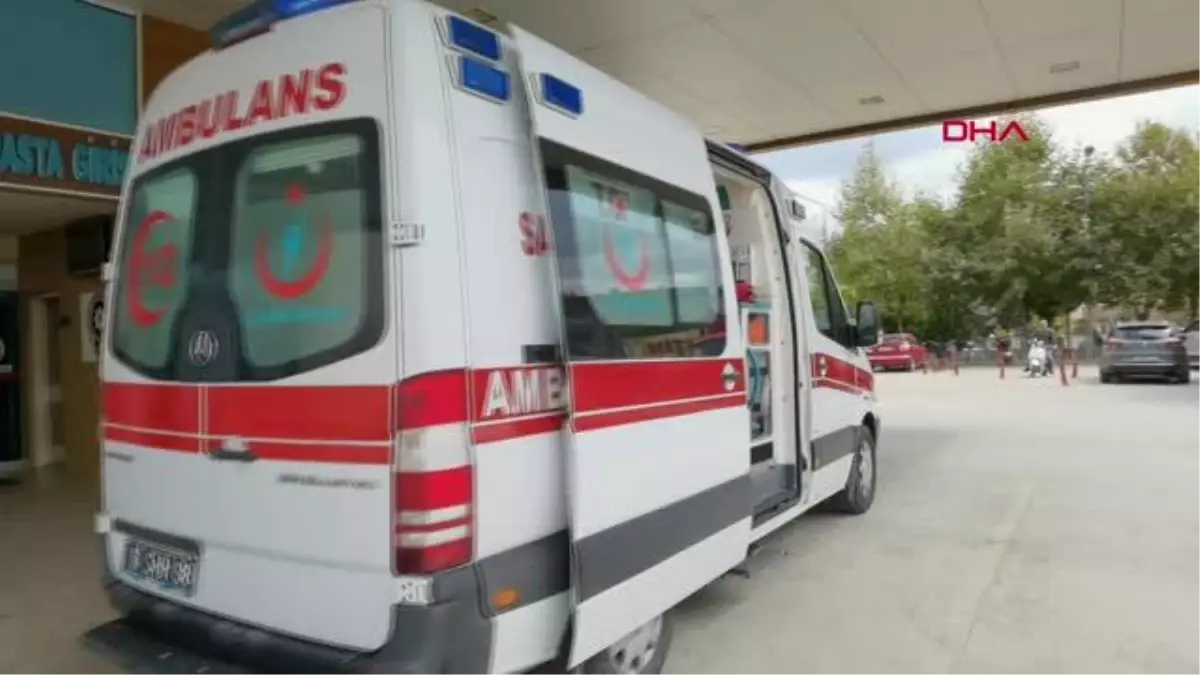 OTOMOBİL BARİYERLERE ÇARPTI; SÜRÜCÜ VE KIZI YARALANDI