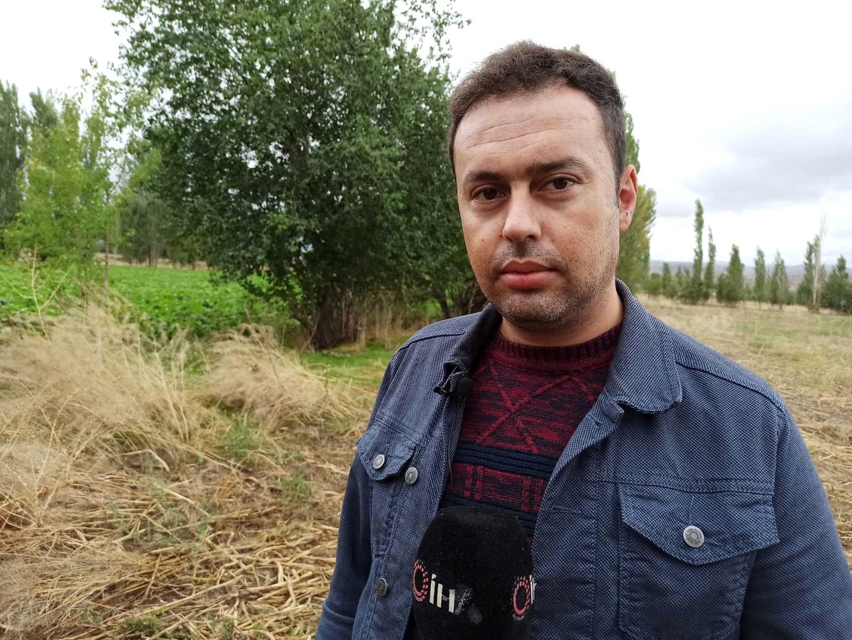 Sabah tarlasına gittiğinde dikili 20 ağacının yerinde olmadığını gördü