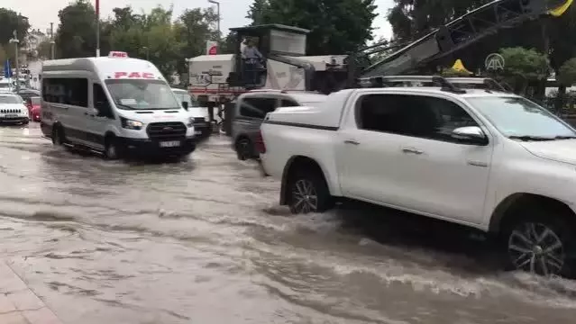 Sağanak hayatı olumsuz etkiledi (2) Sağanak hayatı olumsuz etkiledi (2)