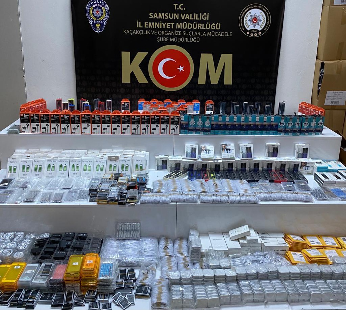Samsun\'da 1997 faturasız cep telefonu aksesuarı ele geçirildi