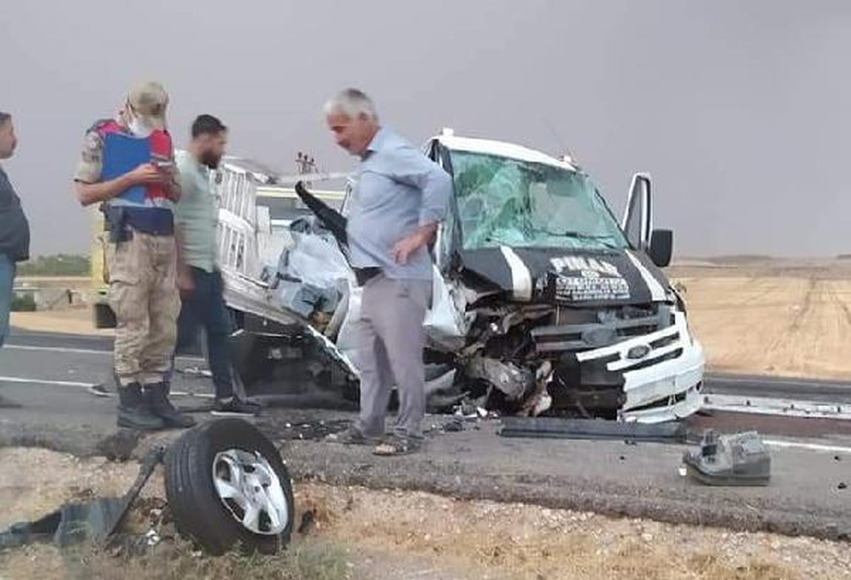 Şanlıurfa\'da otomobil ile kamyonet çarpıştı: 1 ölü, 2 yaralı