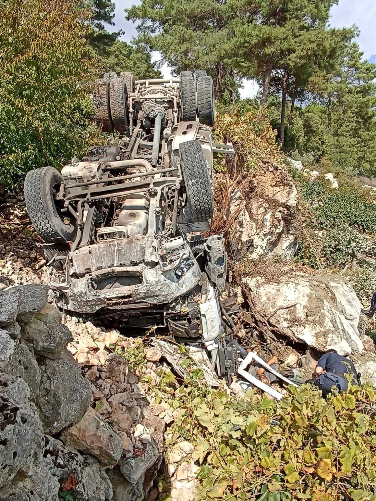 Şarampole düşen kamyonetin sürücüsü hayatını kaybetti