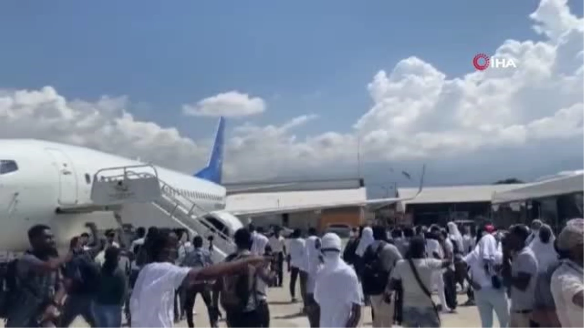 Sınır dışı edilen Haitililer, Texas uçağına yeniden binmeye çalıştı