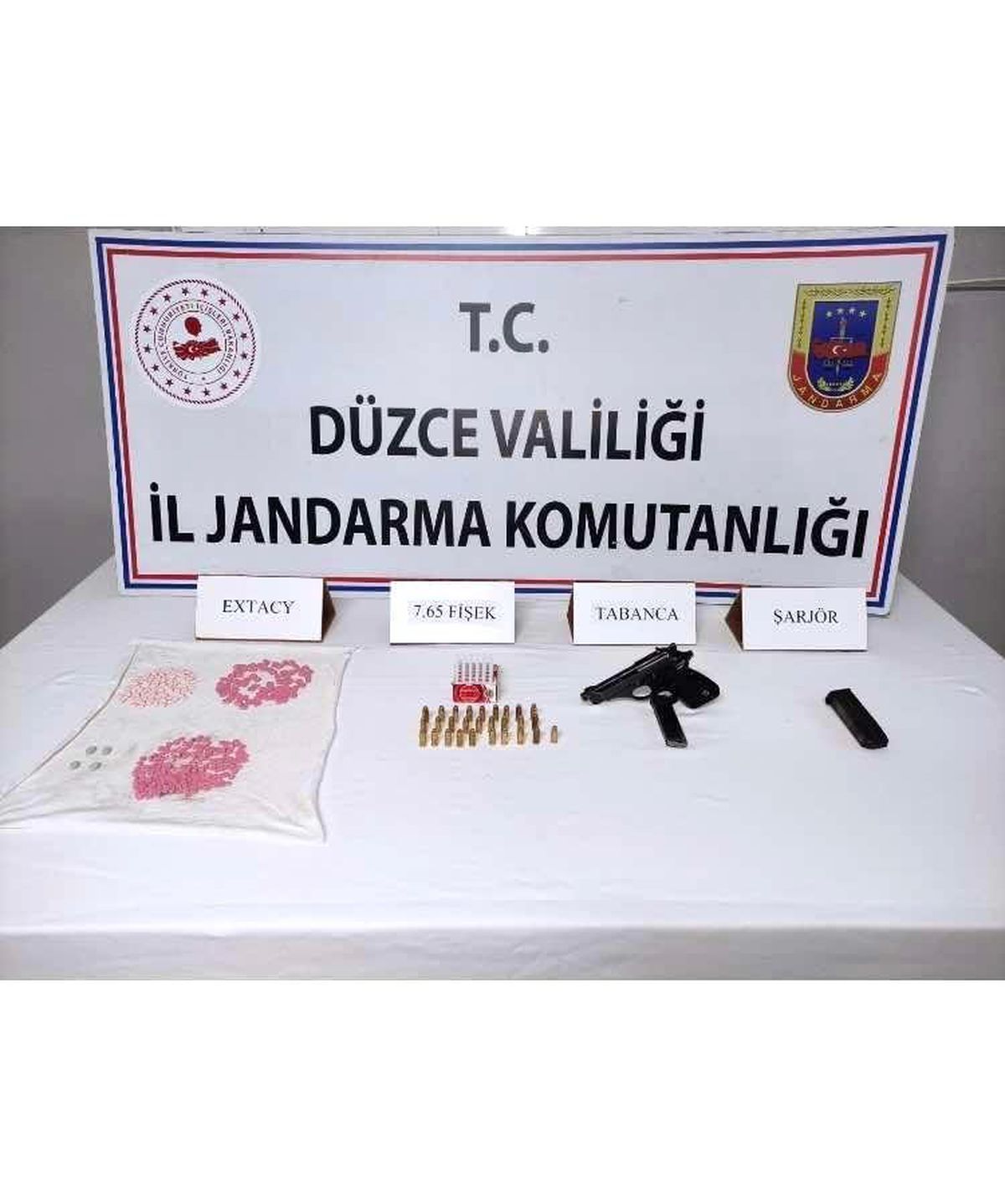 Şüphe üzerine durdurulan araç uyuşturucu hap deposu çıktı