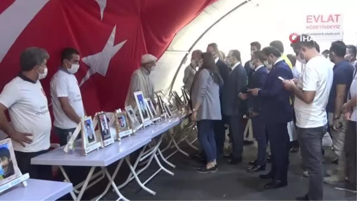 Sur İlçe Kaymakamı Çiftçi\'den evlat nöbetindeki ailelere destek