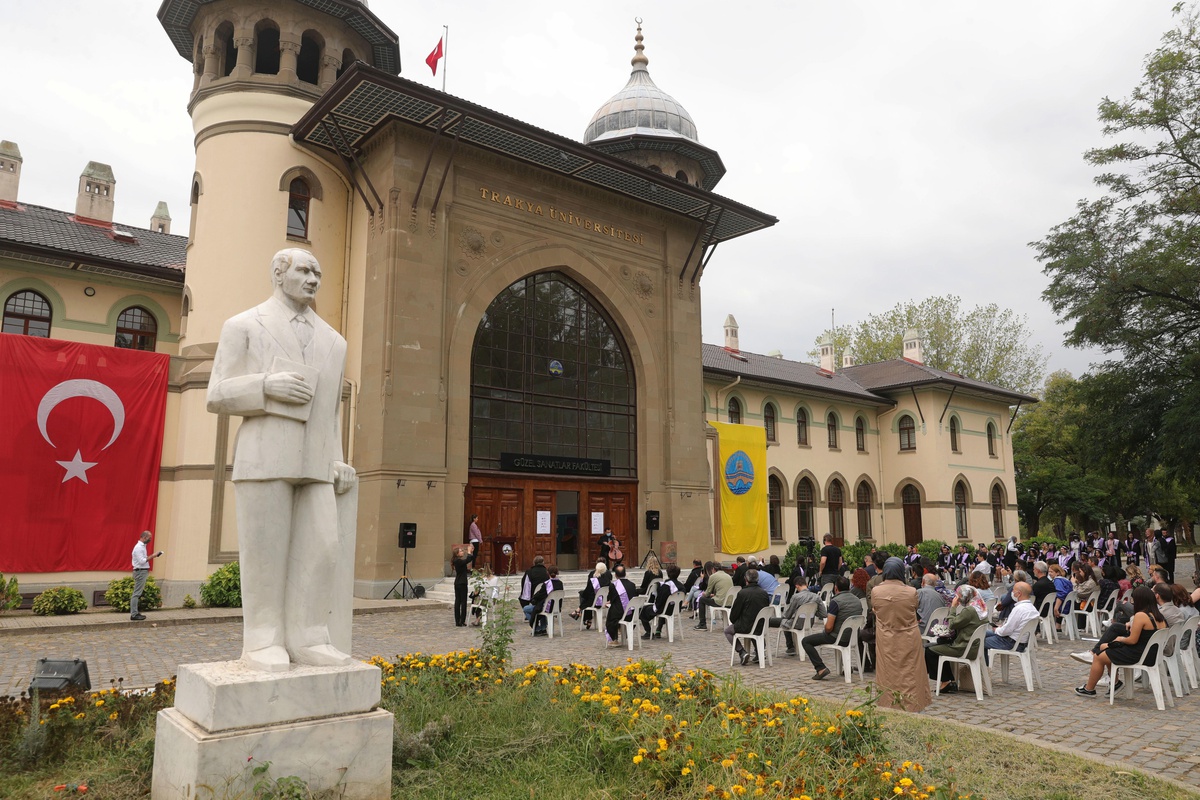 Trakya Üniversitesi Güzel Sanatlar Fakültesi\'nde mezuniyet töreni düzenlendi