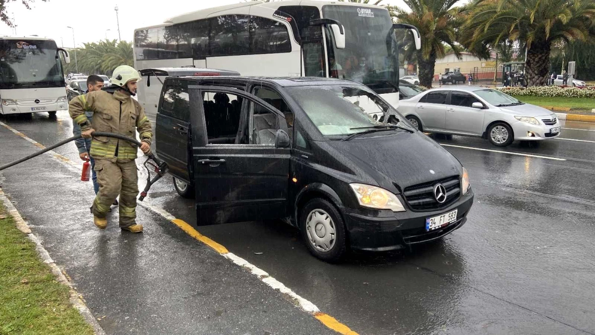 Turistleri almaya giden lüks araç Vatan Caddesi\'nde alevlere teslim oldu