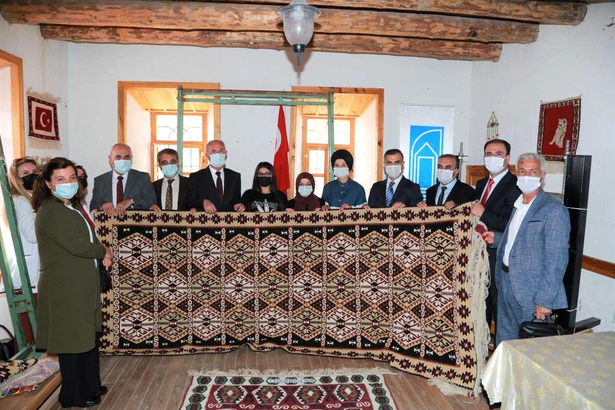 Tuşba\'da kilim ve halı kursuna katılanlara sertifikaları verildi