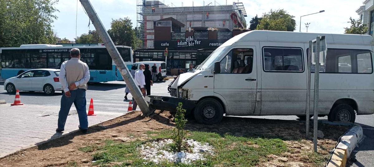 Yayaya çarpmamak için aydınlatma direğine çarptı