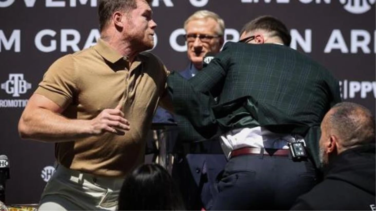 İki boksör basın toplantısında tekme tokat kavga etti