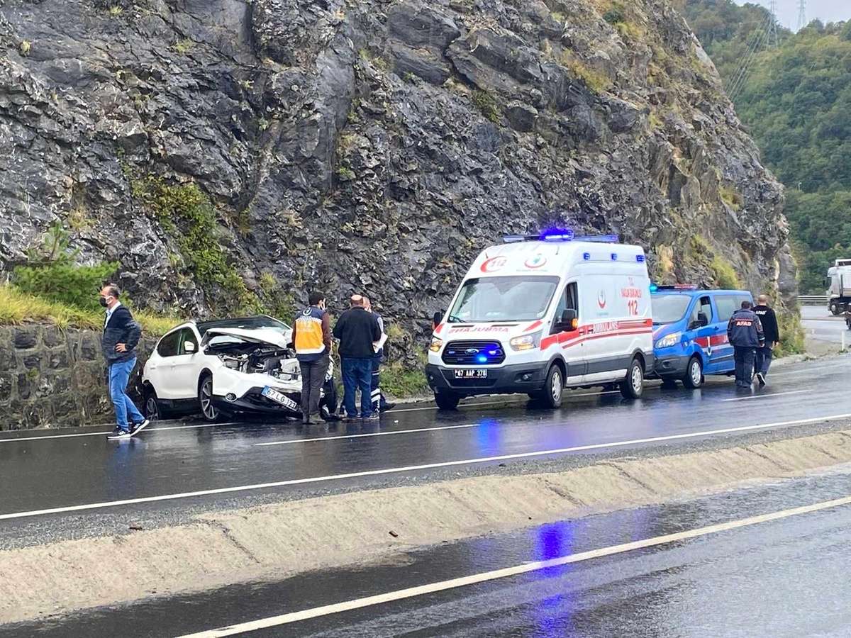 Zonguldak\'ta kontrolden çıkan cip duvara çarparak durabildi: 3 yaralı