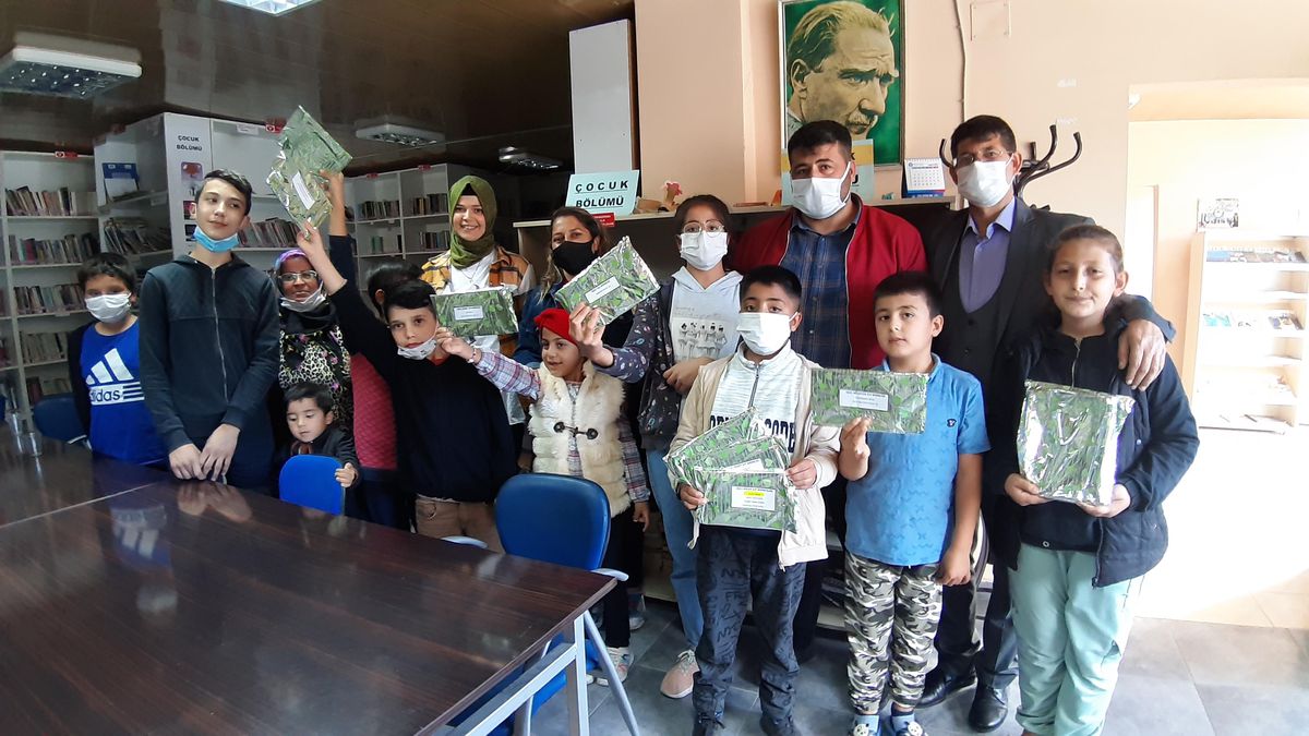 Adana\'da halk kütüphanesinde en çok kitap okuyan öğrencilere hediye verildi