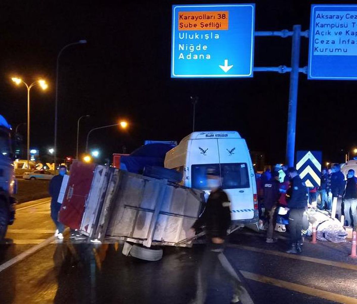 Aksaray\'da mevsimlik işçileri taşıyan minibüs tırla çarpıştı, 17 kişi yaralandı