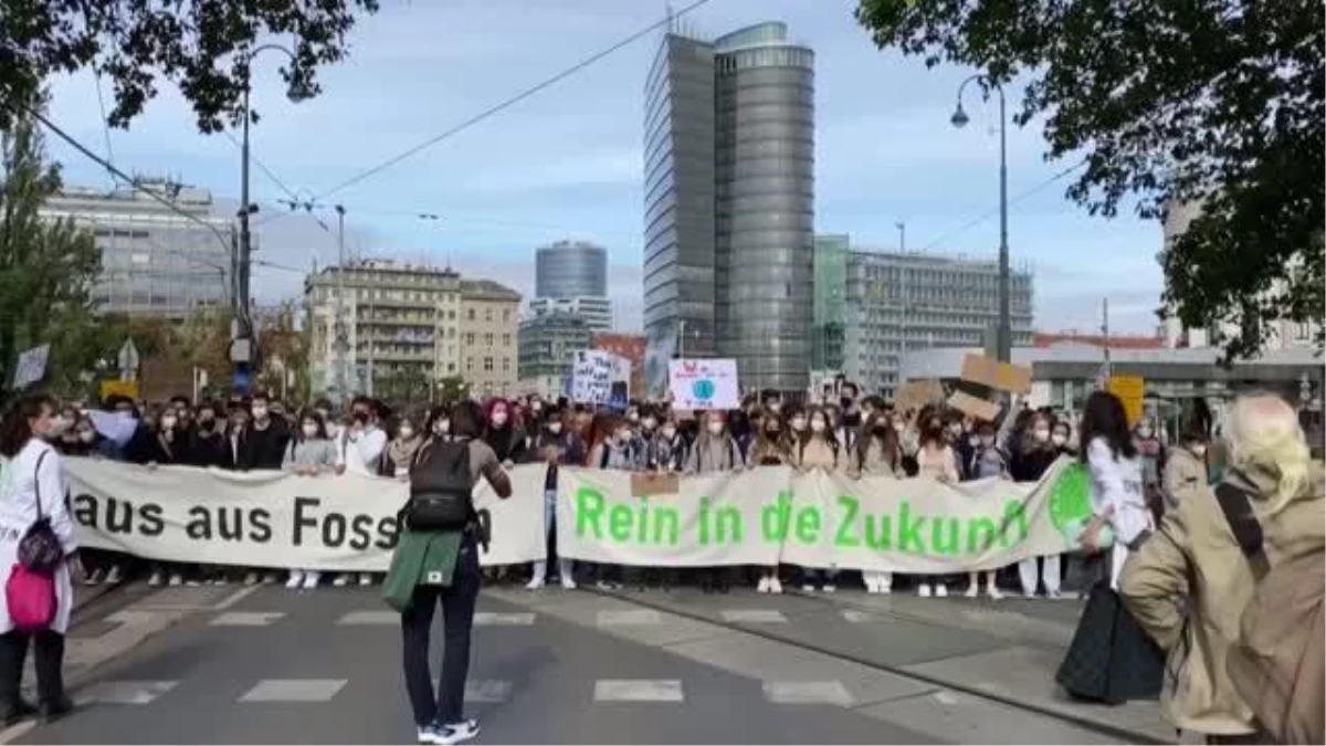 Avusturya\'da çevreciler iklim değişikliğine dikkati çekmek için protesto düzenledi