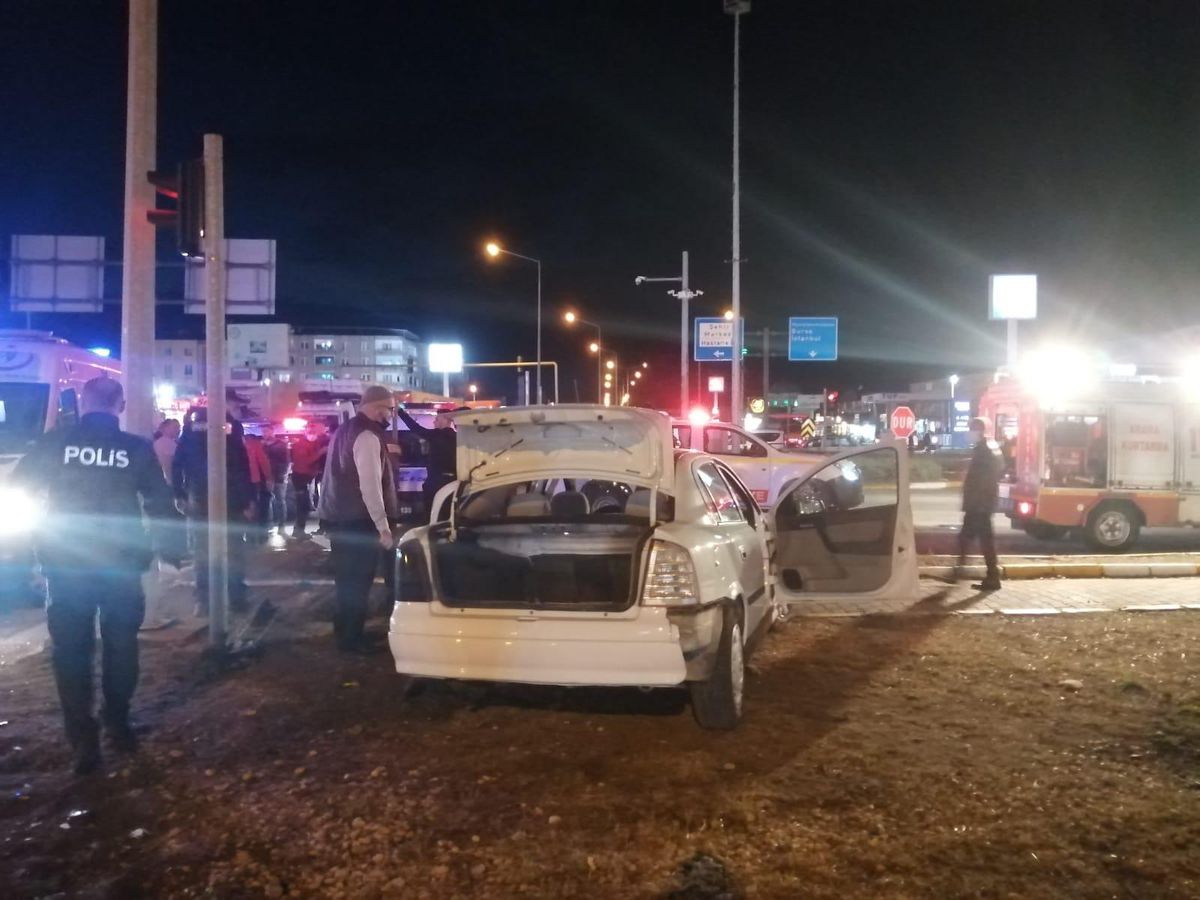 Balıkesir\'de otobüsle çarpışan otomobildeki 3 kişi yaralandı