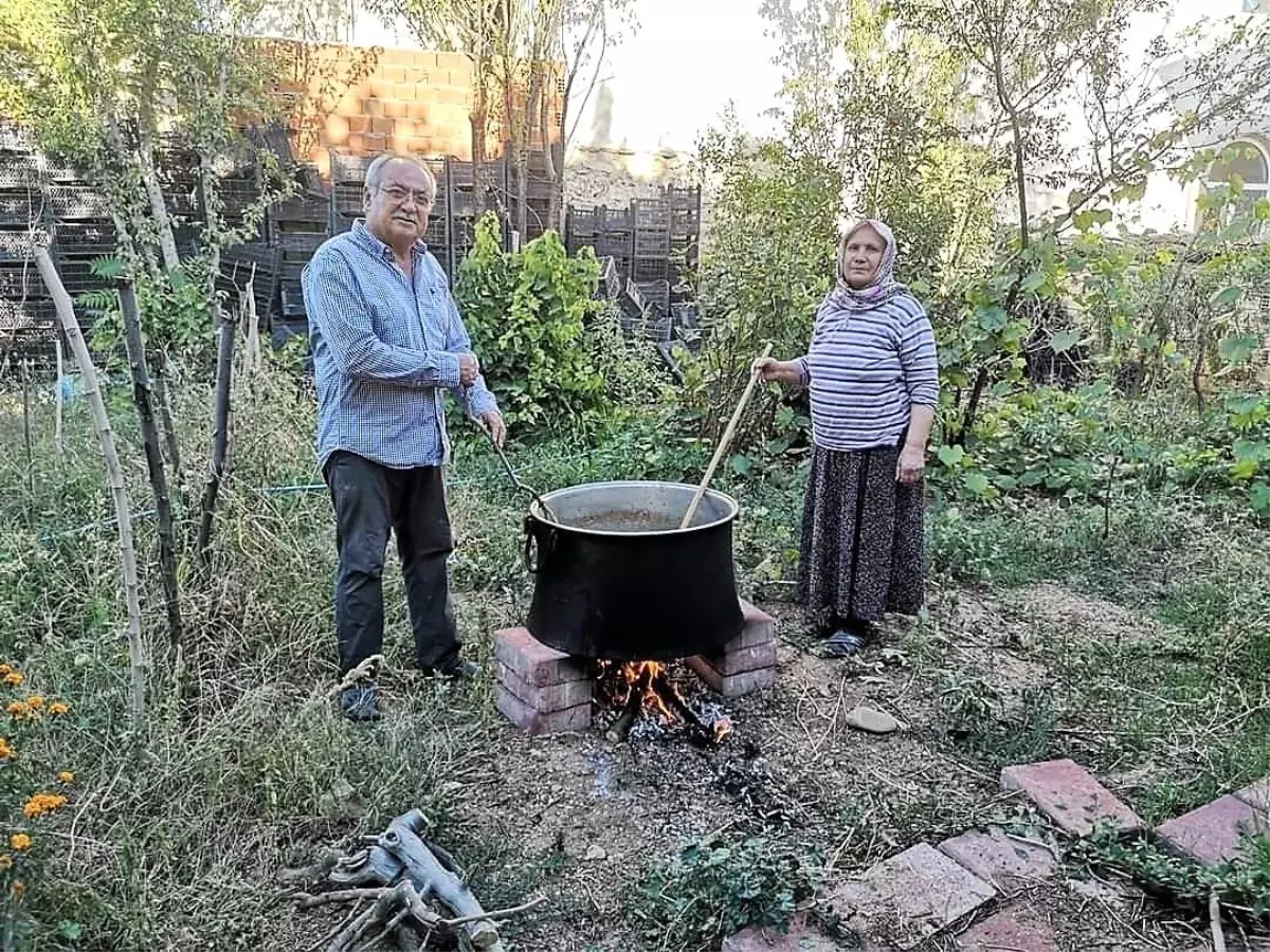 Belediye Başkanı eşiyle birlikte aşkla pekmez kaynattı