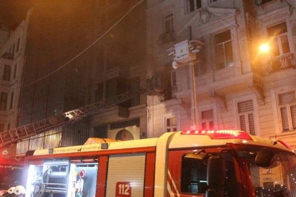 Emre Kınay'ın oyunculuk akademisinin bulunduğu binada yangın çıktı