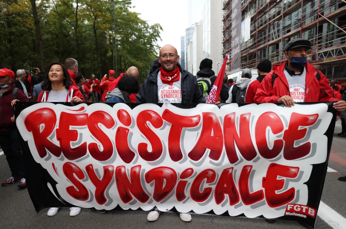 Brüksel\'de binlerce işçi ücretlerine zam yapılmasına sınır koyan yasayı protesto etti