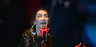 Hande Yener, Bursa'da hastalar için sahne aldı
