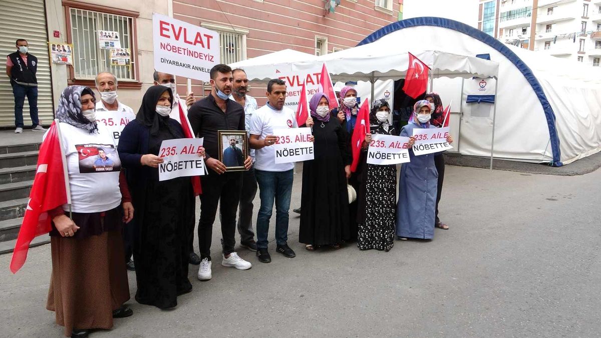 HDP önündeki nöbete bir aile daha katıldı