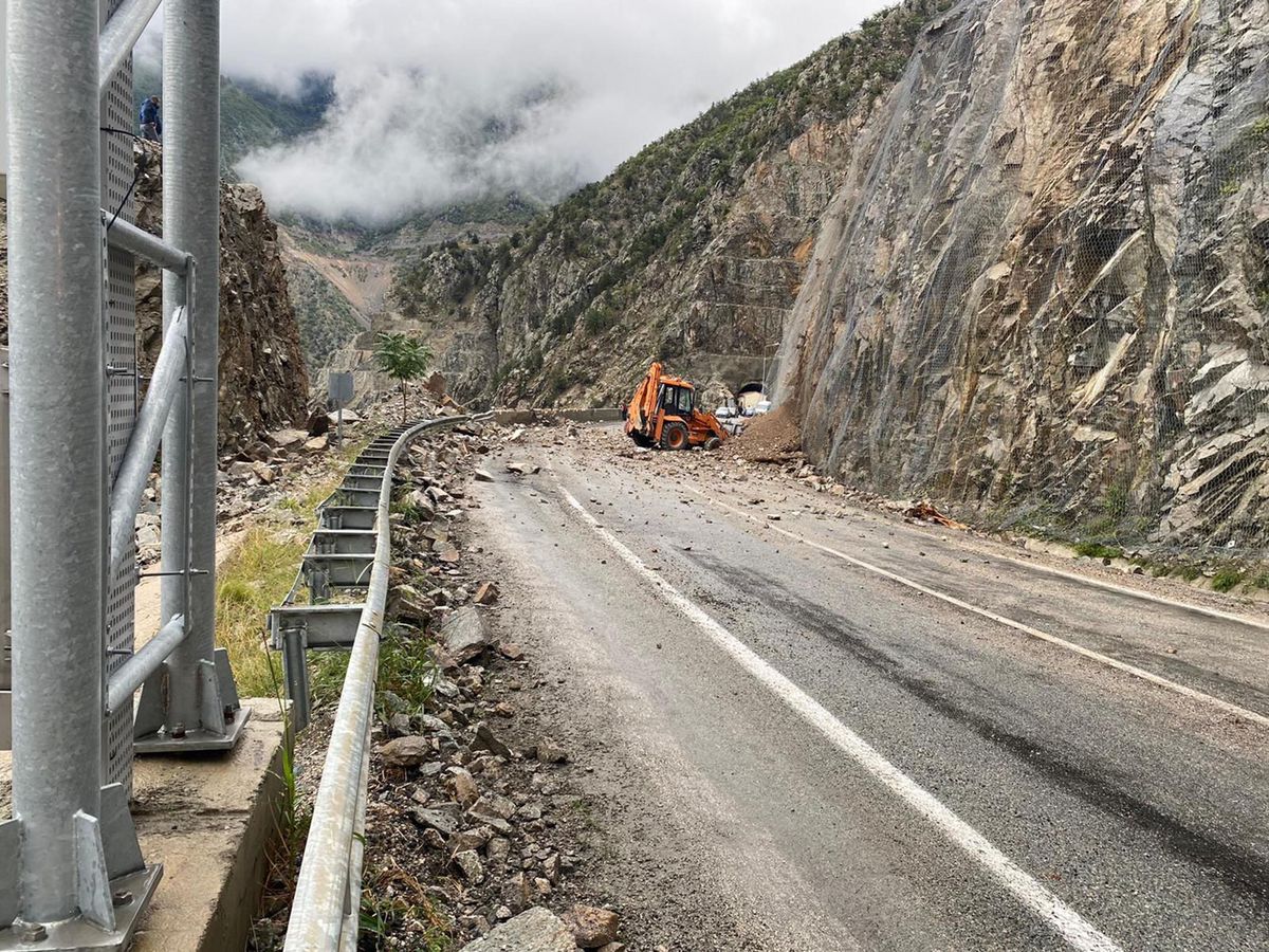 Heyelan nedeniyle kapanan Artvin-Yusufeli yolu ulaşıma açıldı
