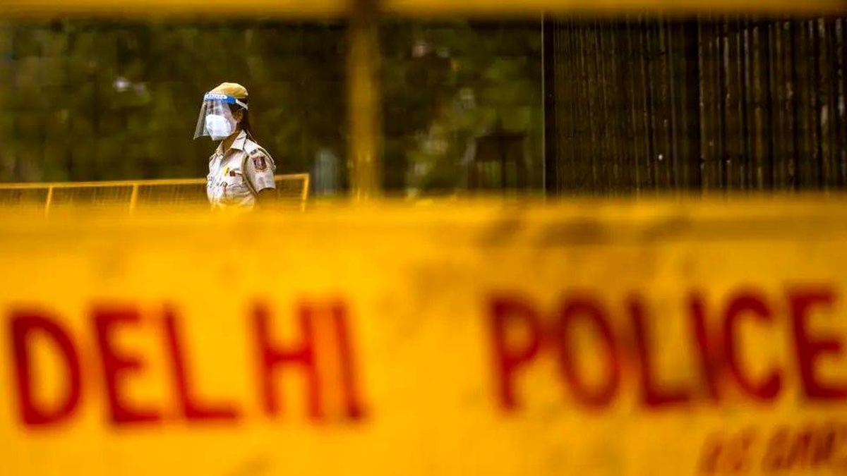 Hindistan\'da avukat kılığına giren silahlı kişiler duruşma salonunda gangsteri öldürdü