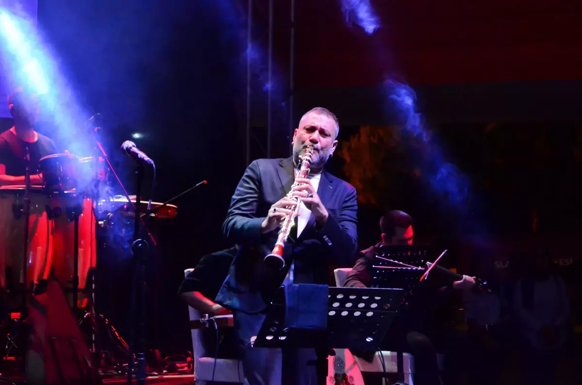 Hüsnü Şenlendirici, 19. Mersin Uluslararası Müzik Festivali\'nde sahne aldı