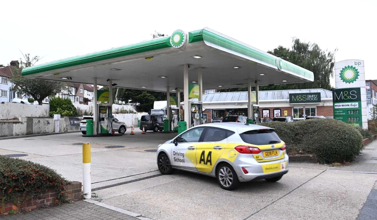 İngiltere\'de benzin krizi: Nakliye aracı sürücüleri petrol istasyonlarına akın etti