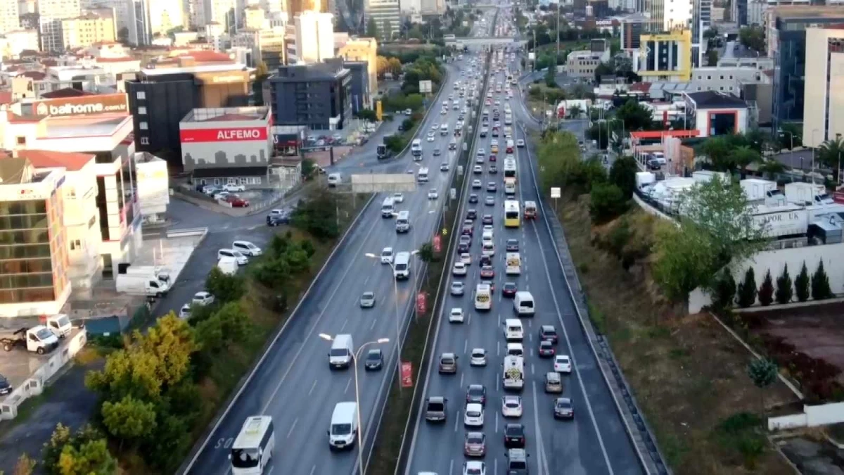 İstanbul\'da haftanın son iş gününde trafik yoğunluğu erken başladı