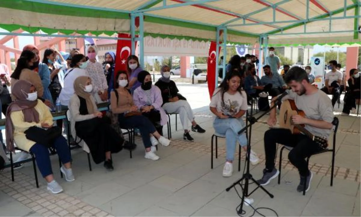 KAMPÜSTE AŞI STANDINI KONSER ALANINA ÇEVİRİP, MÜZİKLE AŞIYA DAVET ETTİLER