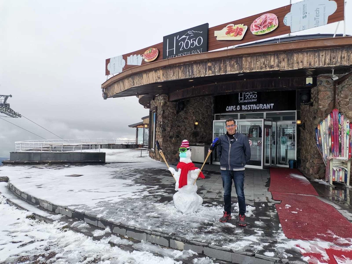 Kayseri\'de sezonun ilk kardan adamı Erciyes\'te yapıldı