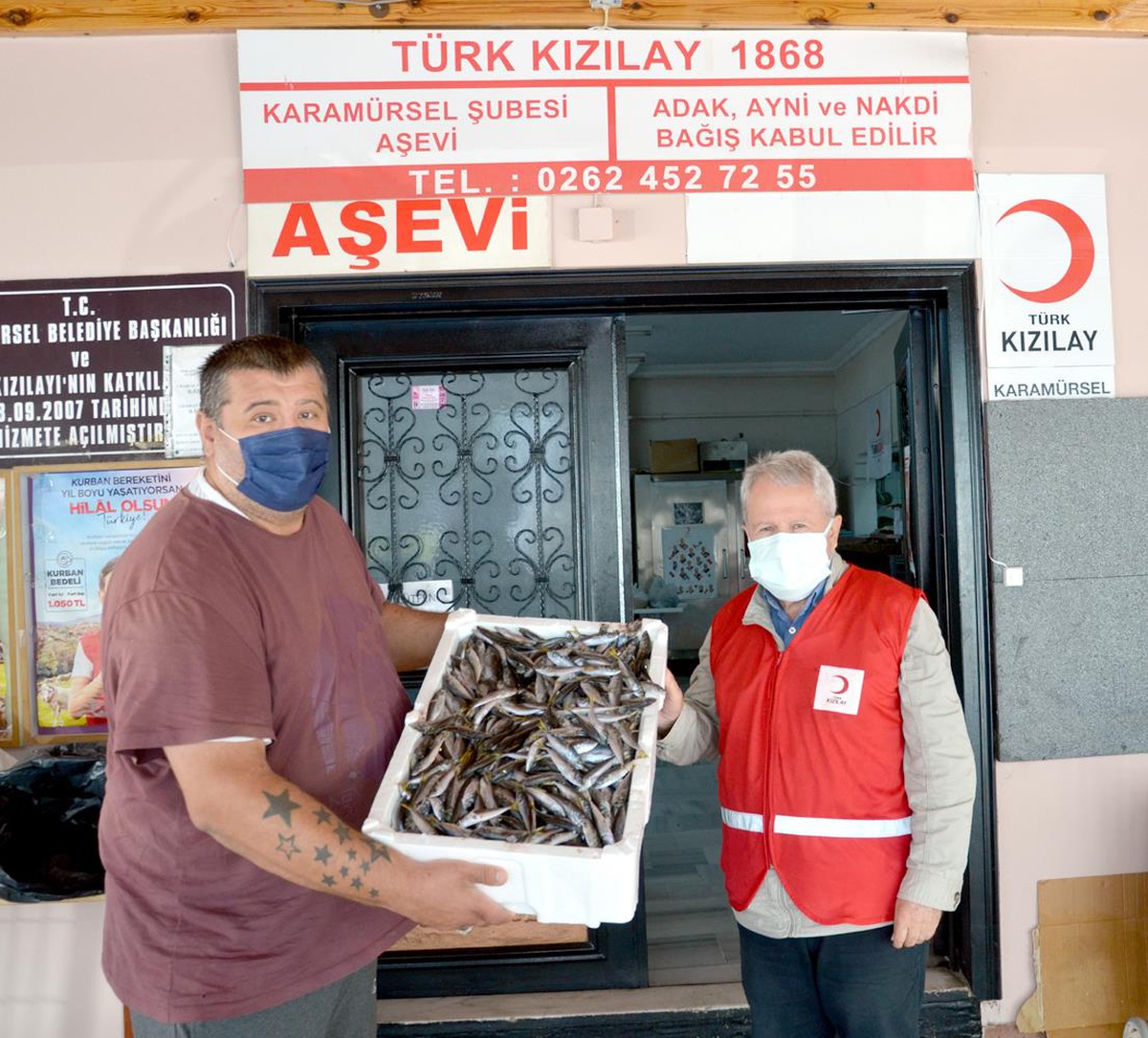 Kocaeli\'de boy yasağına uymadığı için el konulan 3 ton balık ihtiyaç sahiplerine dağıtıldı