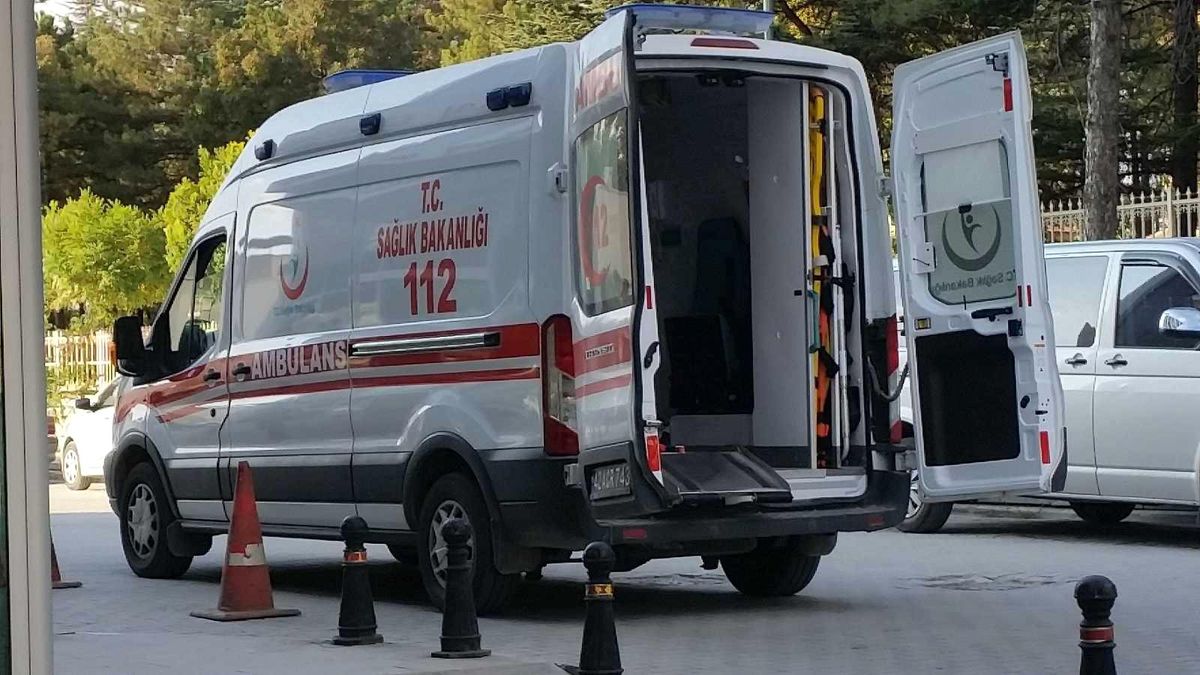 Konya\'da minibüsün çarptığı 2 genç yaralandı