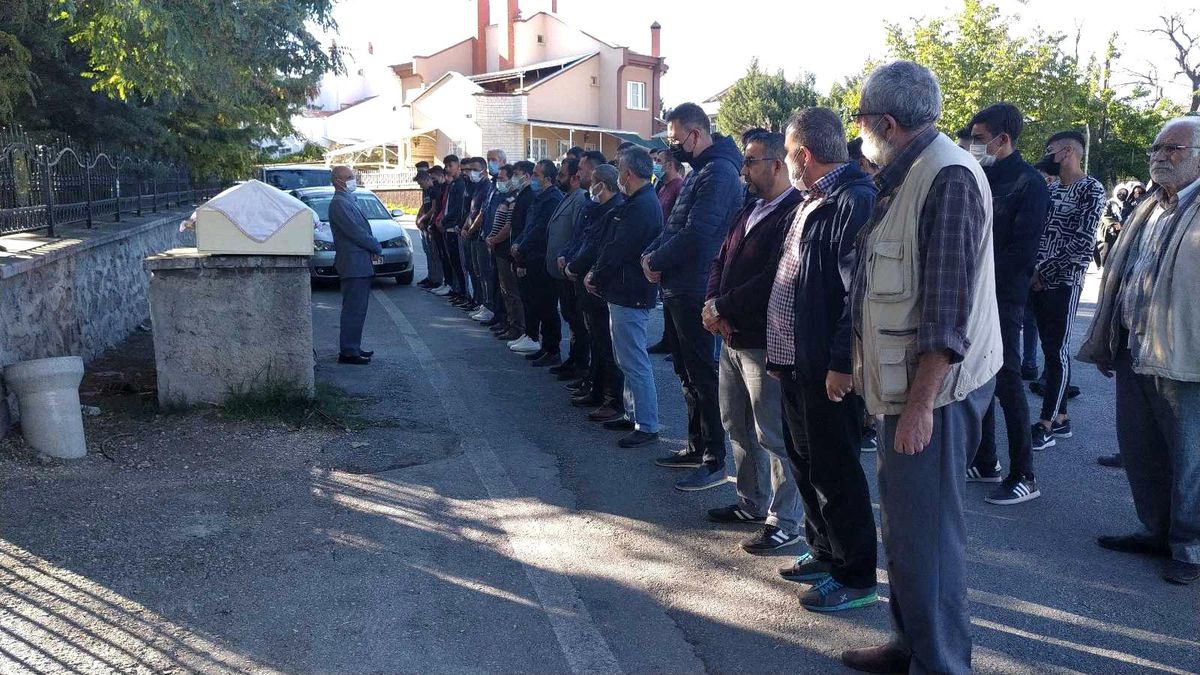 Son dakika 3. sayfa: Konya\'daki kazada ölen genç kız son yolculuğuna uğurlandı