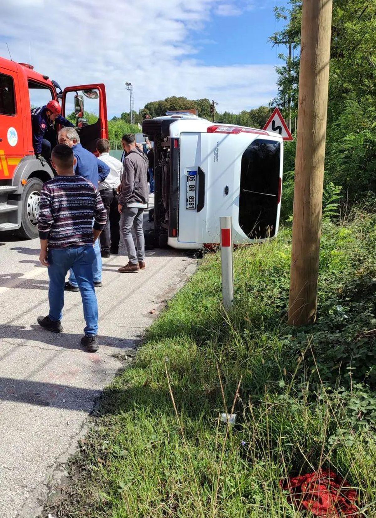 Otomobil ile çarpışan midibüs devrildi: 1 yaralı