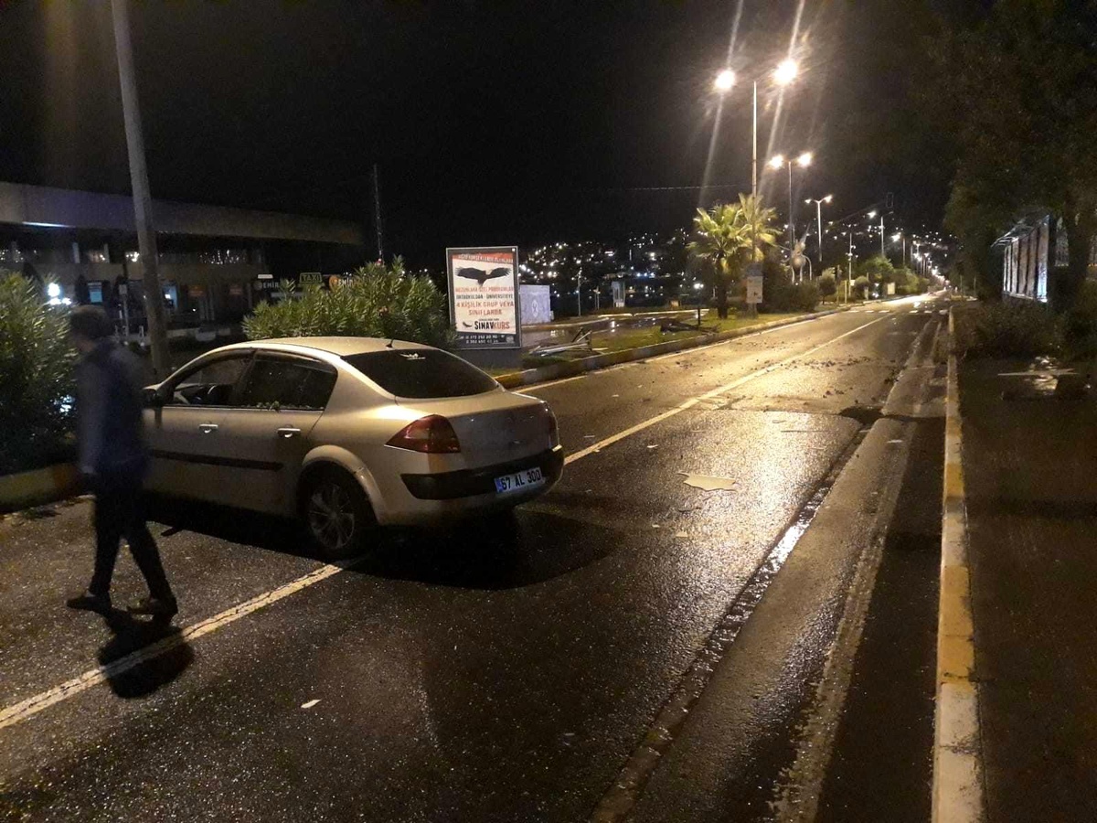 Otomobil refüjü aşıp karşı yola geçti
