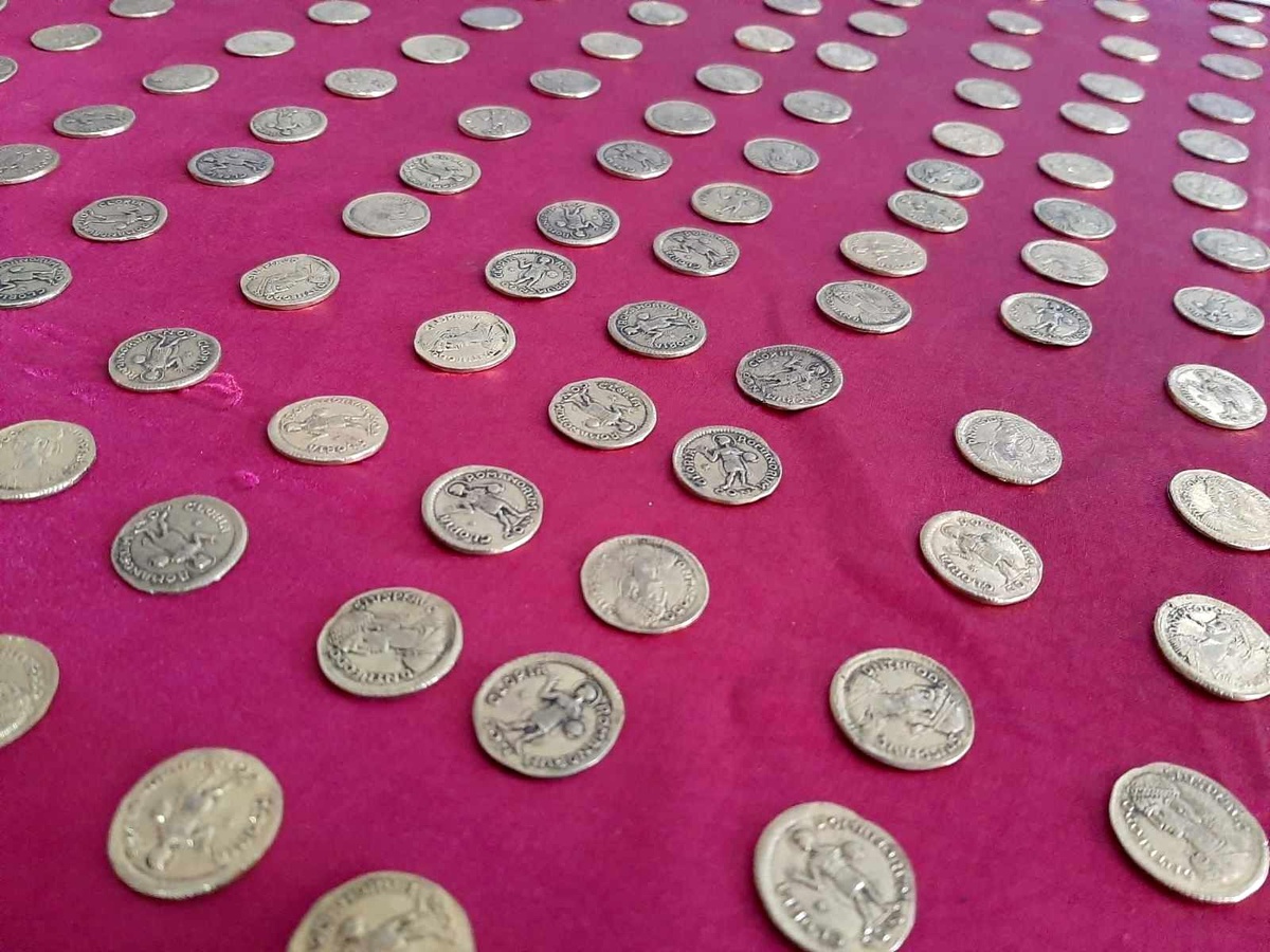 Roma dönemine ait 556 adet sikke ele geçirildi