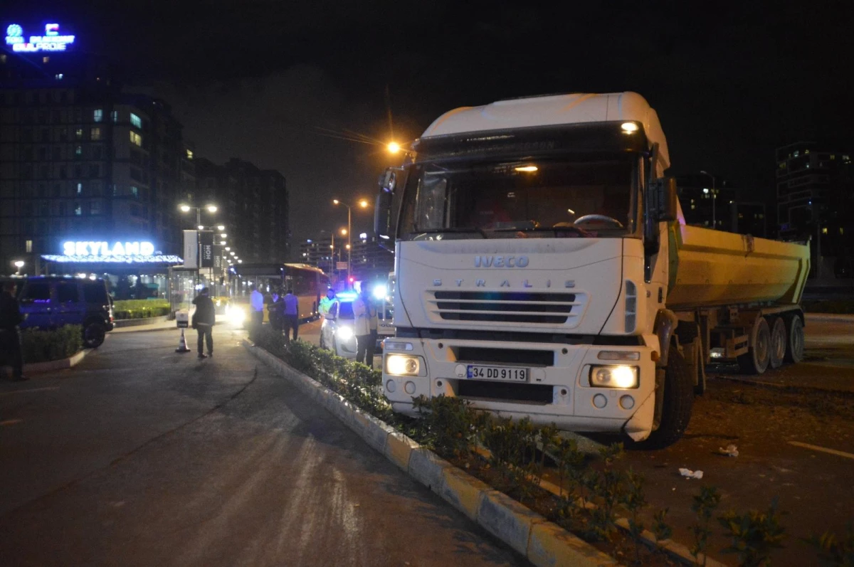 Sarıyer\'de İETT otobüsüyle hafriyat kamyonu çarpıştı