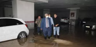 Şebeke hattı patladı, otoparktaki araçlar sular içinde kaldı (2)